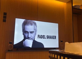 استديو بسرير مريح وجلسة أنيقة 