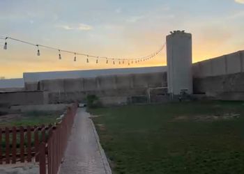 مزرعة بمجالس وألعاب أطفال 