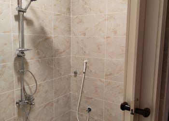 استديو بأثاث مريح وبسيط