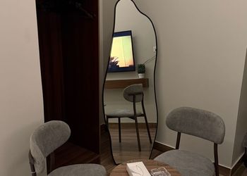 استديو بأثاث مريح وبسيط 