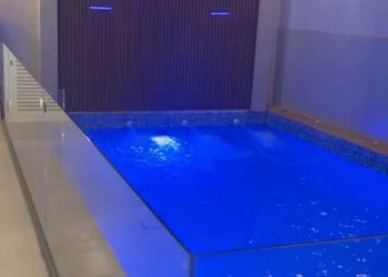 شاليه بصالة مطلة على المسبح 