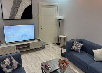 دور أرضي بفناء ومدخل سيارة 