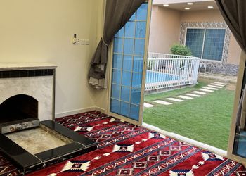 شاليه بجلسة خارجية ومسبح خارجي