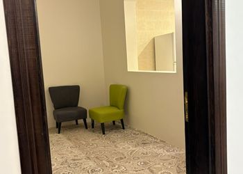 استديو بأثاث مريح وبسيط 