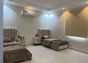 استراحة بمجلس وفناء خارجي 