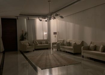 شاليه بجلسة تطل على مسبح خارجي 