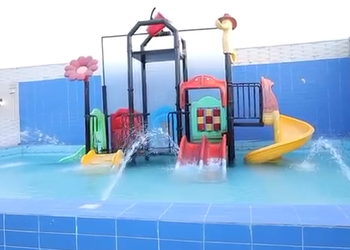 شاليه بجلسة خارجية و مسبح 