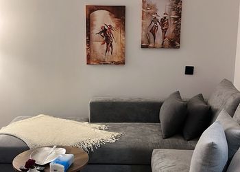 شقة بغرفة معيشة وغرفة نوم 