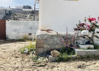 استراحة بصالة جلوس وفناء خارجي