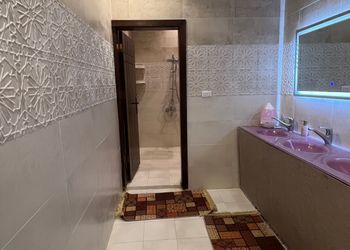 استراحة بجلسة خارجية وألعاب أطفال 
