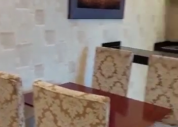 شاليه بمسطح اخضر وجلسة خارجية 