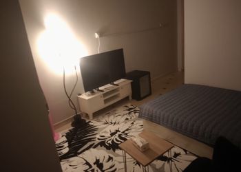 استديو بأثاث مريح وبسيط 