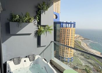 شقة بجلسة مطلة على البحر 