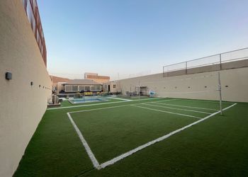 استراحة بمسبح خارجي وجلسة خارجية