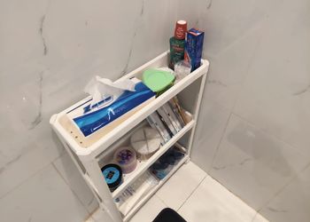 غرفة بأثاث مريح وبسيط 
