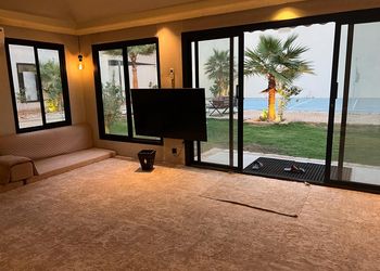 استراحة بجلسة وملعب كورة طائرة 