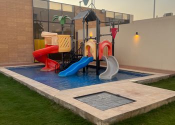 شاليه بركن شواء ومسطح اخضر 