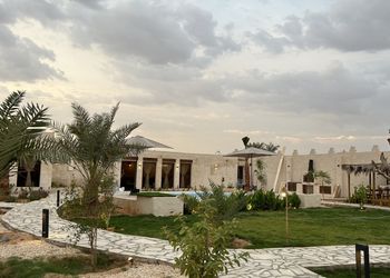 استراحة بمسبح خارجي ومسطح اخضر