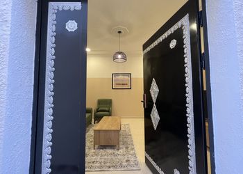 شقة بصالة انيقة وغرفة نوم