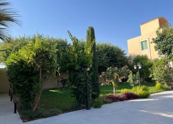 استراحة بمسطح اخضر ومسبح