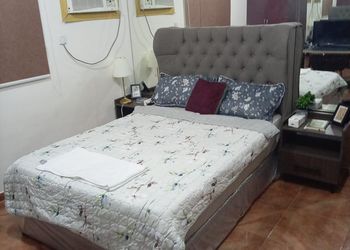 استديو بأثاث مريح وبسيط 