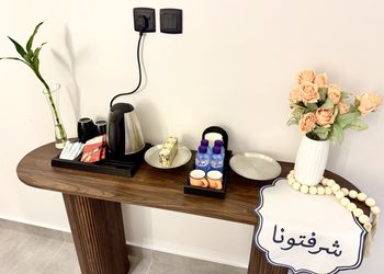 شقة بصالة وثلاث غرف نوم