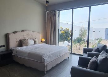 شاليه بمسطح اخضر و مسبح خارجي 