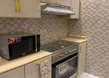 شقة بصالة مريحة وغرفة نوم 