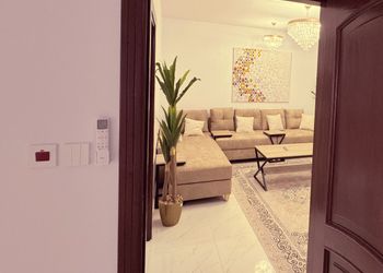 شقة بغرفة معيشة وغرفتين نوم 