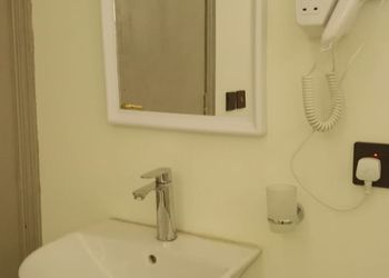 غرفة بسرير ماستر و اثاث مريح
