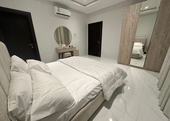 شقة بغرفتين نوم وصالة مريحة 