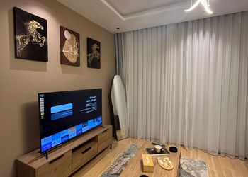 شقة بصالة أنيقة ودخول ذاتي 