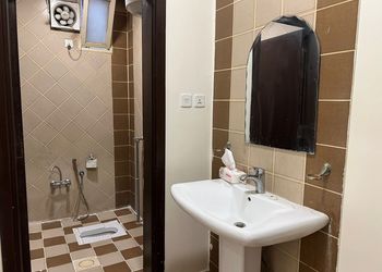 استديو بأثاث مريح وبسيط 