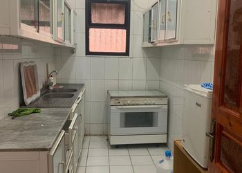 شقة بصالة ومجلس وغرفتين نوم 