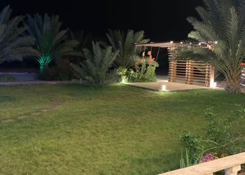 مزرعة بمسطحات خضراء وبيت شعر 
