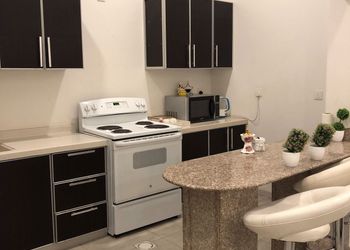 شاليه بمسبح خارجي بحاجز وركن شواء 