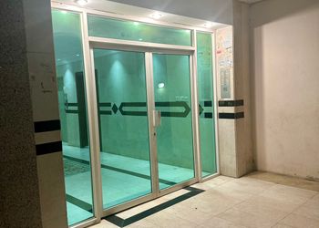 شقة بصالة أنيقة ودخول ذاتي