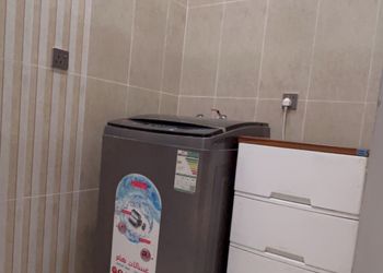 شقة بصالة وغرف نوم ومجلس