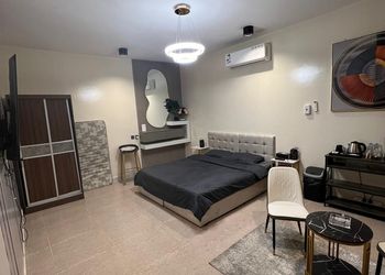 استديو بأثاث مريح وبسيط 