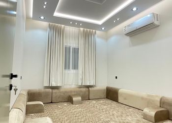 شقة بصالة ومجلس وغرفتين نوم 