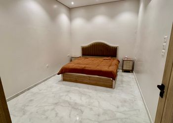 شاليه بمسطح اخضر ومسبح 