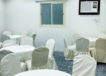 استراحة بجلسة مطلة على مسبح 