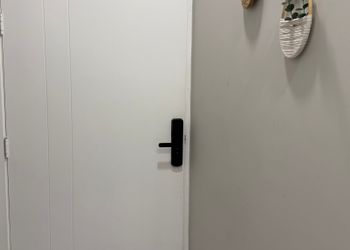 استديو بسرير ماستر وجلسة جانبية 