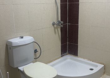 شاليه بجلسة خارجية ومسطح اخضر