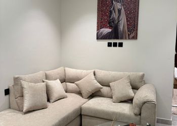 استديو بسرير مريح وتصميم هادئ 
