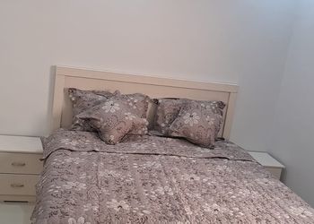 استديو بأثاث مريح وبسيط 