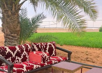 مزرعة بمناظر خلابة وجلسة خارجية 