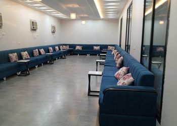 استراحة بمسطح اخضر وجلسة خارجية
