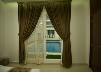 شاليه بجلسة خارجية ومسبح داخلي