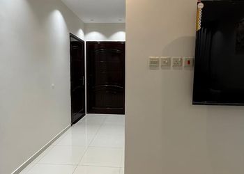 شقة بصالة جلوس وغرف نوم مريحة